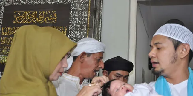 Aqiqah, Anak Ustad Guntur Bumi - Puput Melati Batal Dibotakin