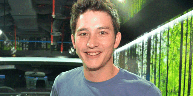 Mike Lewis Comblangi Marissa Nasution