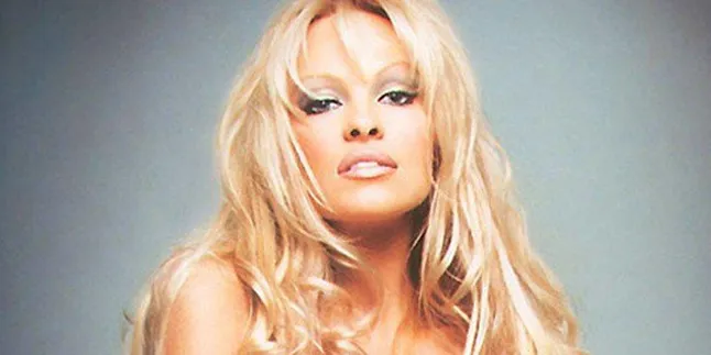 Pamela Anderson Tidur Berdiri Sambil Pose Topless