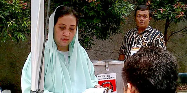 Tertatih Usai Operasi, Yessy Gusman Berikan Hak Pilih