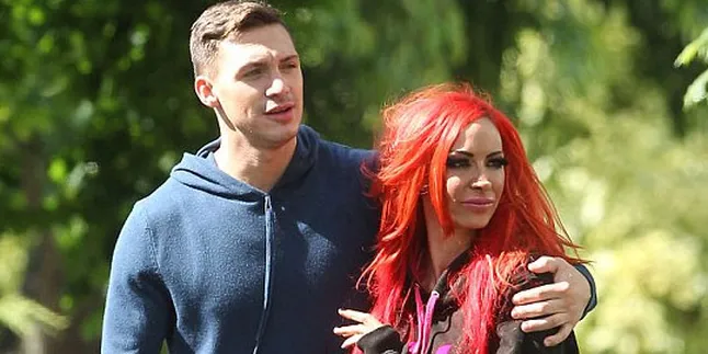 Jodie Marsh Pamer Kemesraan Liar di Depan Umum!
