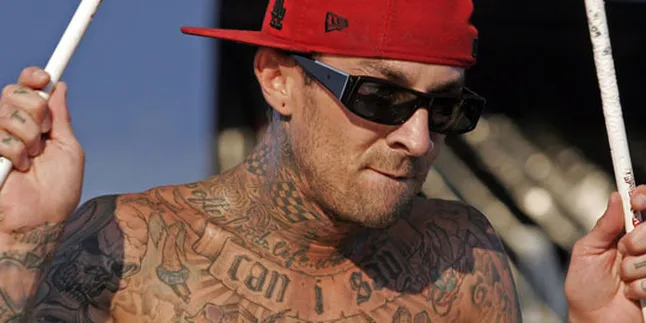 Drummer Blink 182 Masih Takut Naik Pesawat