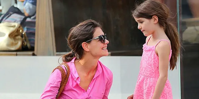 Katie Holmes - Suri, Kompak Pakai Pink