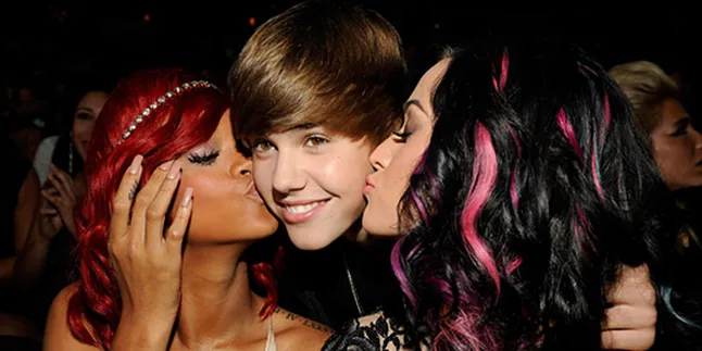 Artis-Artis Yang Hobi Mengubah Drastis Warna Rambutnya