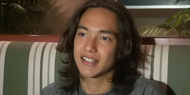 Foto Mesra beredar, Adipati Dolken Hanya Tersenyum