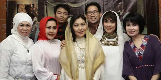 Eksis, Dina Mariana Dkk Bentuk D5+