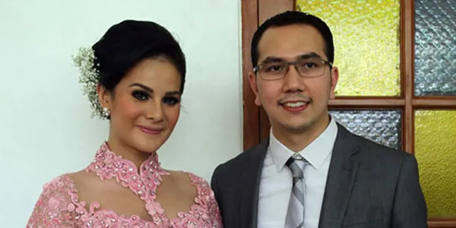 Astrid Tiar Ingin Bulan Madu di Pantai