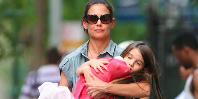 Katie Holmes Dan Suri Terjang Hujan Demi Makan Siang