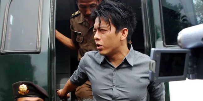 Demi Ariel, Warga Pun Rela Panjat Tembok