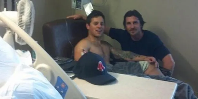 Christian Bale Kunjungi Korban Penembakan Colorado