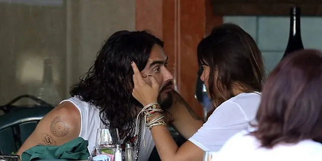 Russell Brand Pamer Ciuman Dengan Pacar Baru
