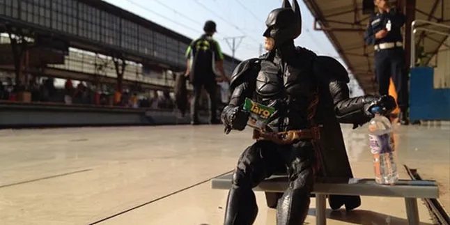 Batman Mudik Naik Kereta Api?