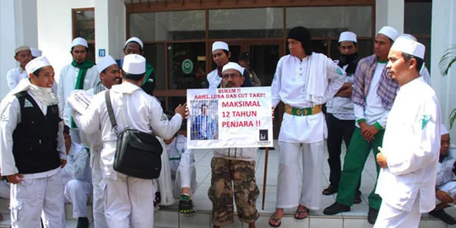 FPI Desak Polisi Tuntaskan Kasus Luna Maya dan Cut Tary FPI Desak Polisi Tuntaskan Kasus Luna Maya dan Cut Tary