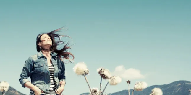 Alanis Morissette Rilis Video Klip 'Guardian' Hanya di KapanLagi.com