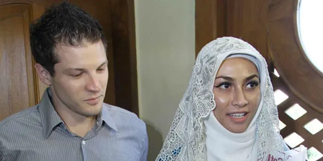 Usai Syahadat, Pacar Uli Auliani Langsung Sholat Jumat