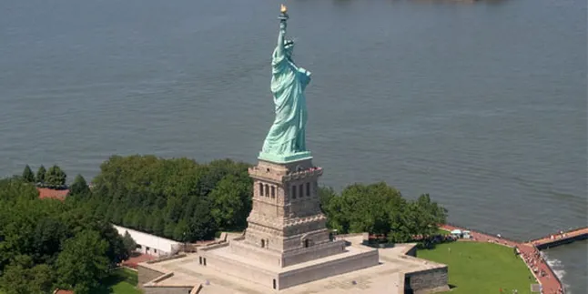 'Patung Liberty' Mencair Saking Panasnya Hawa Bumi