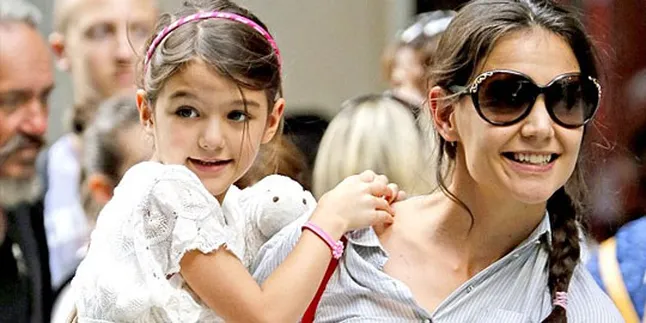 Katie Holmes Ajak Suri ke Museum Seni