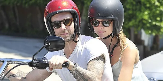 Adam Levine - Behati Prinsloo Kencan Dengan Kendarai Motor