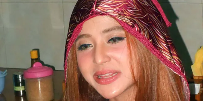 Dewi Perssik Hapus Tato Demi Guruh?