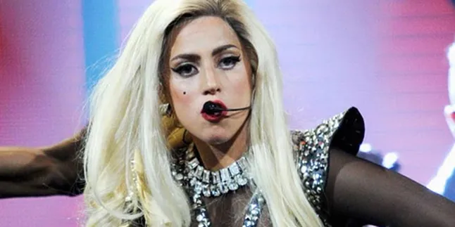 Pakai Baju Pengantin, Lady Gaga Menikah?