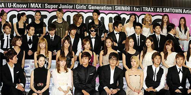 Promotor Beri Diskon Pengantri Tiket SMTOWN INA di Grand Indonesia