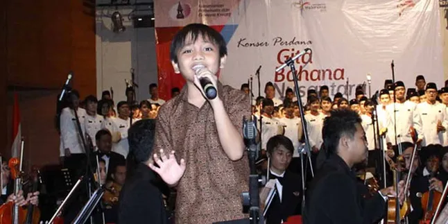 Solois Cilik Nyanyikan Lagu Ciptaan SBY Solois Cilik Nyanyikan Lagu Ciptaan SBY