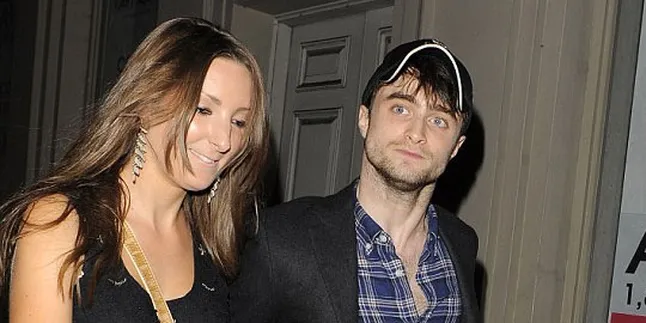 Daniel Radcliffe Mesra Dengan Wanita Misterius
