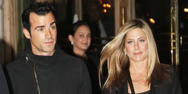 Dibilang Putus, Jennifer Aniston Resmi Tunangan