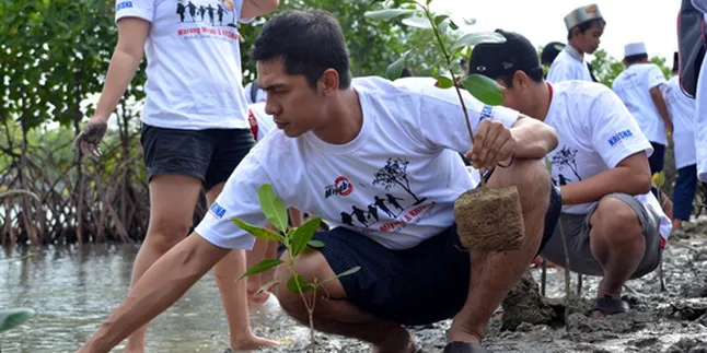 Adi Nugroho Ajak Tanam Mangrove Saat Berlibur