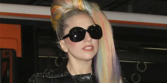 Iklan Fame, Lady Gaga Kenakan Gaun Desainer Indonesia!