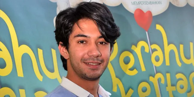Reza Rahadian Kenang Lomba Makan Kerupuk dan Panjat Pinang Reza Rahadian Kenang Lomba Makan Kerupuk dan Panjat Pinang
