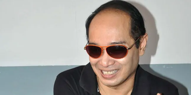 Lebaran, Adjie Notonegoro Pakai Baju Kotak-Kotak