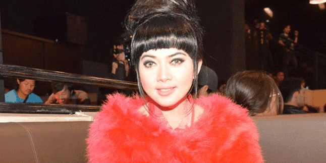 Lanjutkan Tradisi Sang Ayah, Syahrini Open House