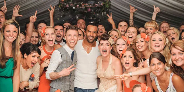 Muncul di Pernikahan Fans, Craig David Kejutkan Sang Pengantin