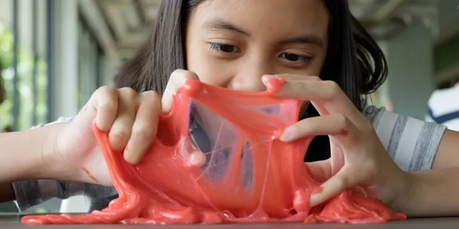 10 Cara Membuat Slime Pakai Bahan-Bahan Sederhana dan Murah