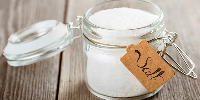 10 Cara Memutihkan Gigi dengan Garam Dapur dan Bahan Mudah, Murah, Meriah