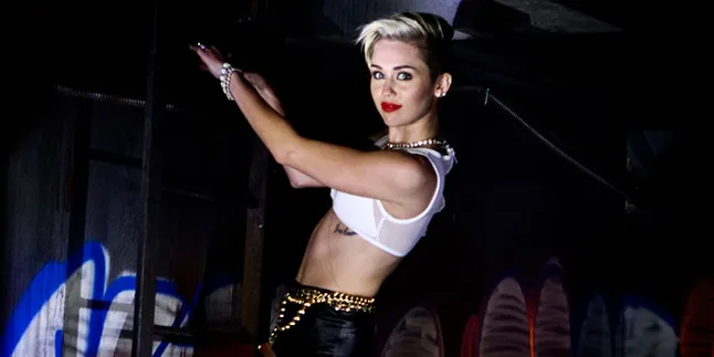 10 Momen Kegilaan Miley Cyrus di VMA 2013