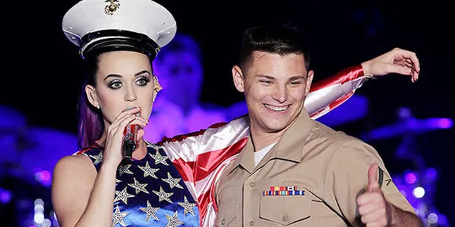 10 Orang 'Korban' Ciuman Katy Perry