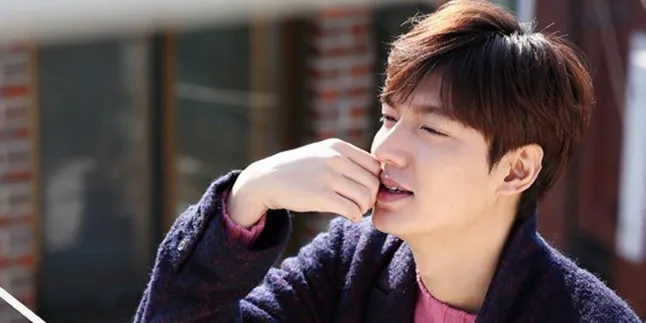 10 Tahun Berkarya, Lee Min Ho Pose Ganteng Bareng Kue Unik 10 Tahun Berkarya, Lee Min Ho Pose Ganteng Bareng Kue Unik