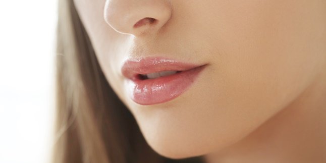 12 Cara Mengatasi Bibir Kering dan Pecah-pecah Menggunakan Bahan Alami