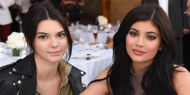 12 Momen Manis di Antara Kendall & Kylie Jenner, Cute Abis!