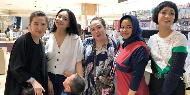 15 Tahun Berlalu, Nagita Slavina Reuni Bareng Cast Sinetron Horor 'DI SINI ADA SETAN' 15 Tahun Berlalu, Nagita Slavina Reuni Bareng Cast Sinetron Horor 'DI SINI ADA SETAN'
