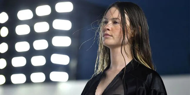 2 Tahun Vakum, Behati Prinsloo Bakal Comeback di Victoria's Secret Fashion Show