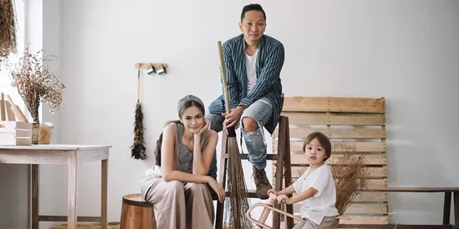 25 Selebriti Indonesia yang Kerap bikin Caption Lucu di Instagram