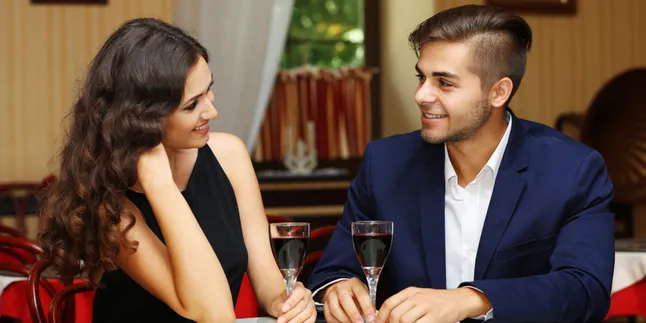 3 Tips Penting Kondangan Bareng Pacar, Biar Nggak Baper!