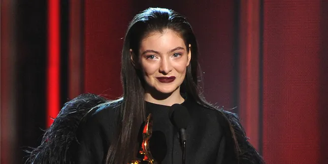 30 Tahun Bersama, Orang Tua Lorde Resmi Tunangan 30 Tahun Bersama, Orang Tua Lorde Resmi Tunangan