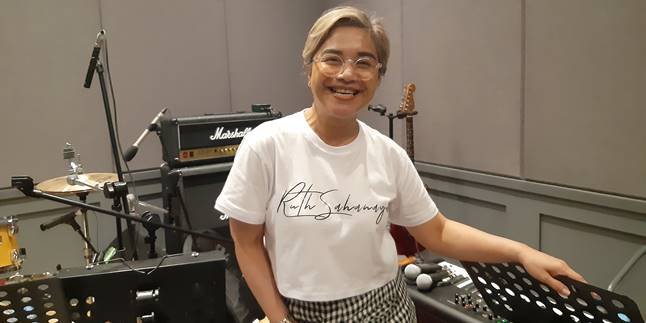 33 Years of Working, Ruth Sahanaya Holds an Intimate Concert