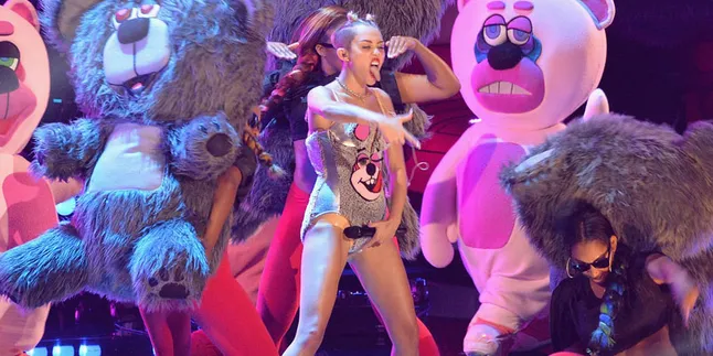 4 Jawaban Penampilan Erotis Miley Cyrus di VMA, Benarkah?