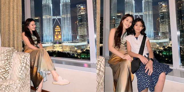 4 Portraits of Ayu Ting Ting During Vacation in Malaysia, Coordinated with Her Child