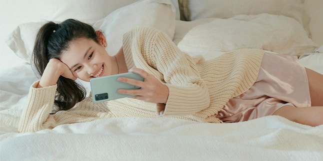 4 Favorite Spots at Home to Watch Korean Dramas Using a Smartphone, Which One is Your Favorite?